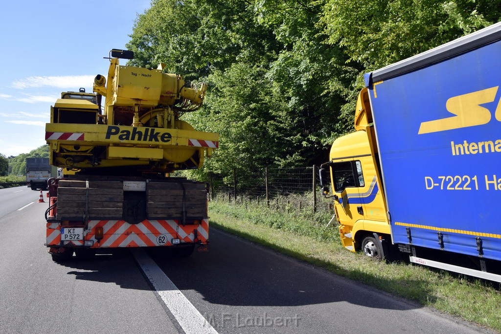 LKW in Boeschung A 3 Rich Frankfurt Hoehe Roesrath Lohmar P009.JPG - Miklos Laubert